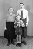 /album/theresie-ottopal/josef-16-fanz-und-oma-jpg/